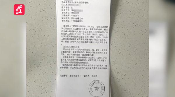 车内超载坐不下，竟让俩娃睡后备箱！交警：这是亲生的吗?