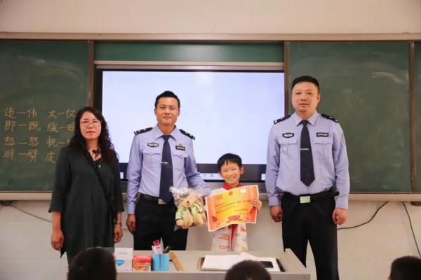 9岁小朋友“捡”到2岁小朋友！警察叔叔“追”到了班级里