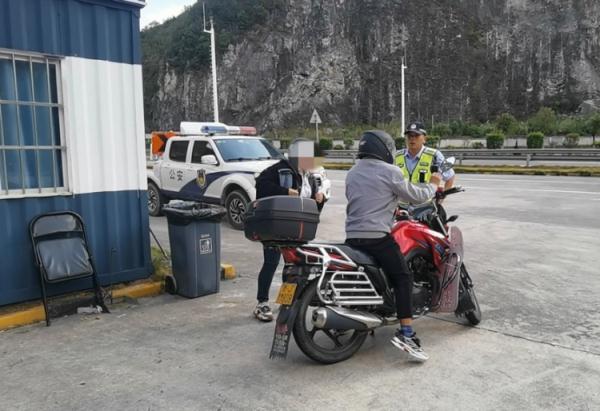 持妻子证件骑摩托车闯高速,男子:我的驾驶证已经在考了 持妻子证件骑摩托车闯高速,男子:我的驾驶证已经在考了