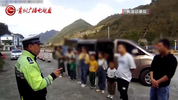 车内超载坐不下，竟让俩娃睡后备箱！交警：这是亲生的吗?