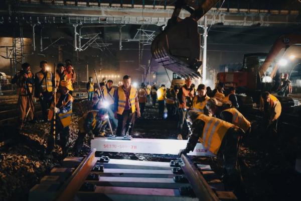 鲁豫牵手！高铁开通进入倒计时！