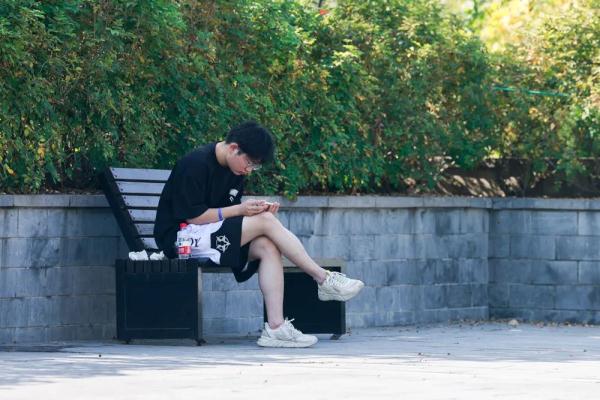 11月还30℃！行人穿出“四季混搭风”，不过河南天气明起要反转