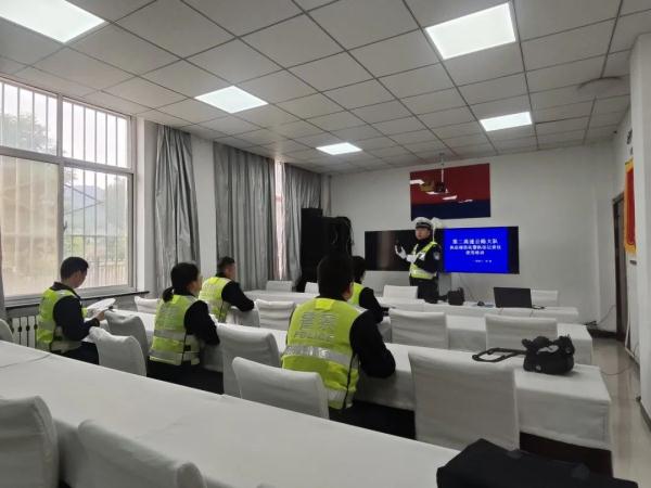 立足岗位铸精兵 实战训练锻铁军---庆阳市公安局交警支队持续组织开展大练兵活动