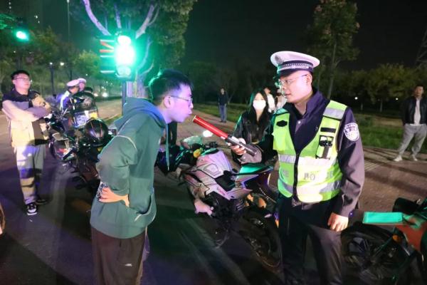 雷霆出击!周口交警持续开展“飙车炸街”专项整治行动 雷霆出击!周口交警持续开展“飙车炸街”专项整治行动