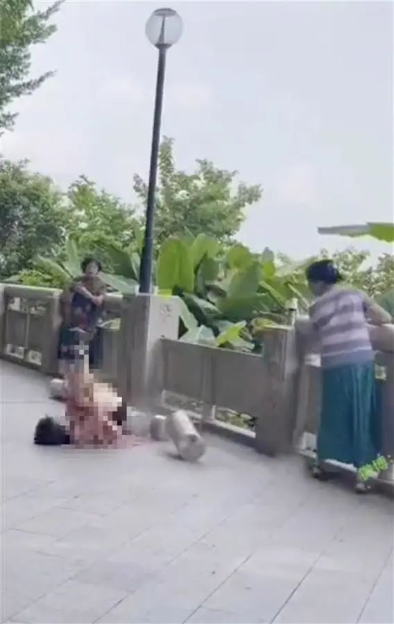 大妈健身时拉断石栏杆，瞬间碎成几段！官方回应