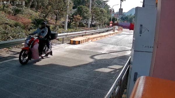 持妻子证件骑摩托车闯高速,男子:我的驾驶证已经在考了 持妻子证件骑摩托车闯高速,男子:我的驾驶证已经在考了