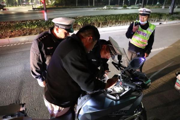 雷霆出击!周口交警持续开展“飙车炸街”专项整治行动 雷霆出击!周口交警持续开展“飙车炸街”专项整治行动