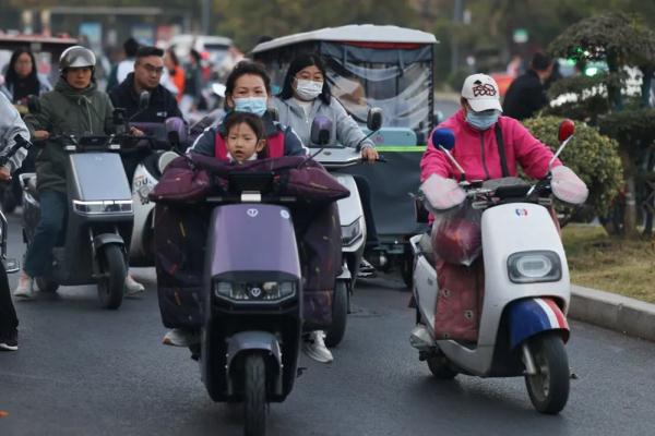 11月还30℃！行人穿出“四季混搭风”，不过河南天气明起要反转