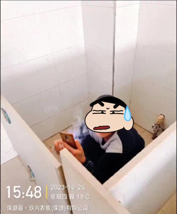 上班蹲坑吸烟的瑟瑟发抖：一公司厕所竟装监控