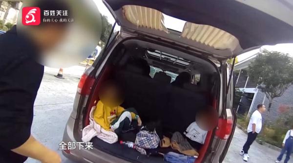 车内超载坐不下，竟让俩娃睡后备箱！交警：这是亲生的吗?