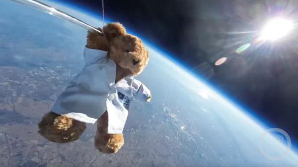 大学生团队将玩具熊“送”上2.8万米高空,校方最新回应 大学生团队将玩具熊“送”上2.8万米高空,校方最新回应