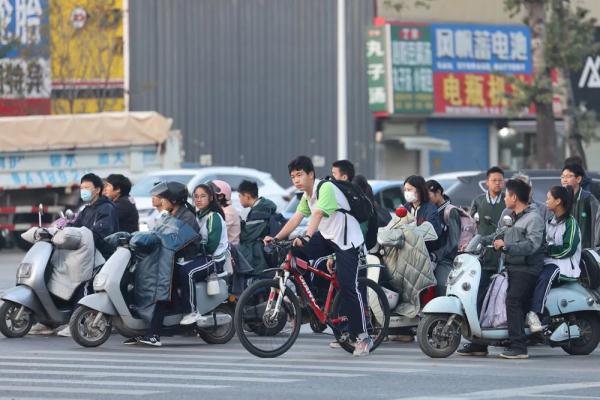 11月还30℃！行人穿出“四季混搭风”，不过河南天气明起要反转