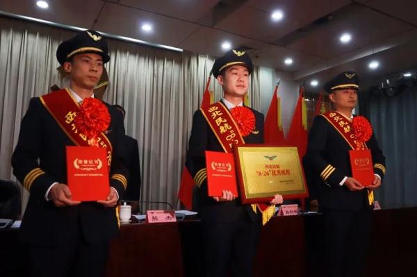 客机刚起飞遭遇鸟击！驾驶舱录音曝光，安全感满满