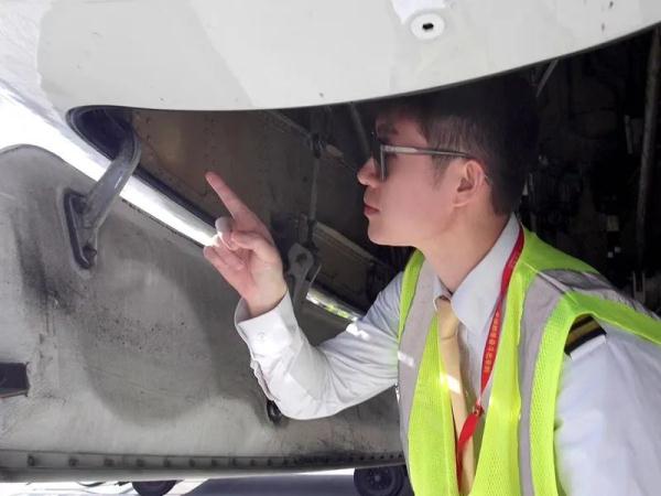 客机刚起飞遭遇鸟击！驾驶舱录音曝光，安全感满满