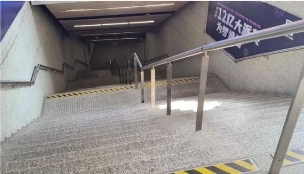 上海一地铁口有4层楼梯要爬66级台阶!网友:真爬不动 上海一地铁口有4层楼梯要爬66级台阶!网友:真爬不动
