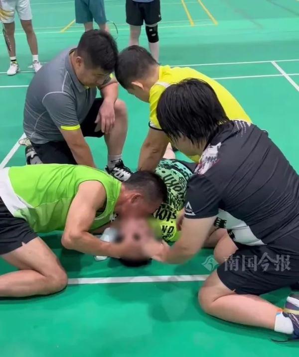 紧急施救！柳州男子突然晕倒
