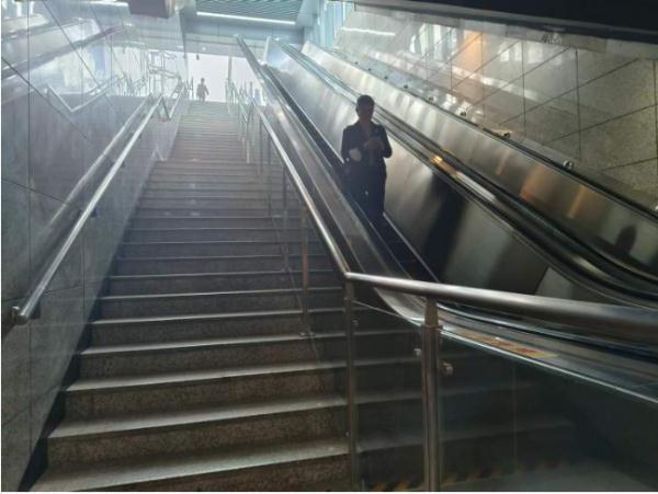 上海一地铁口有4层楼梯要爬66级台阶!网友:真爬不动 上海一地铁口有4层楼梯要爬66级台阶!网友:真爬不动