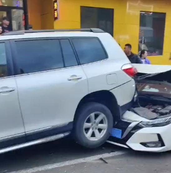 错把油门当刹车？七台河一女司机倒车时连撞三车
