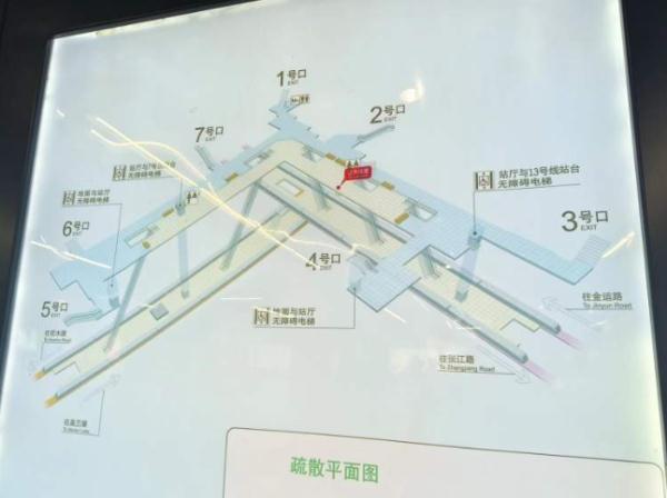 上海一地铁口有4层楼梯要爬66级台阶!网友:真爬不动 上海一地铁口有4层楼梯要爬66级台阶!网友:真爬不动