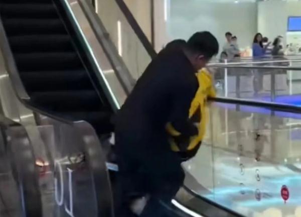 外卖小哥进商场送餐被擒抱阻拦!网友:打工人何苦为难打工人 外卖小哥进商场送餐被擒抱阻拦!网友:打工人何苦为难打工人