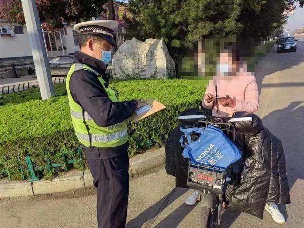 未成年“炸街”翘车头，自以为很帅，殊不知你在用生命“炫技”！