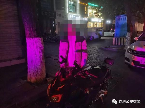 未成年“炸街”翘车头，自以为很帅，殊不知你在用生命“炫技”！