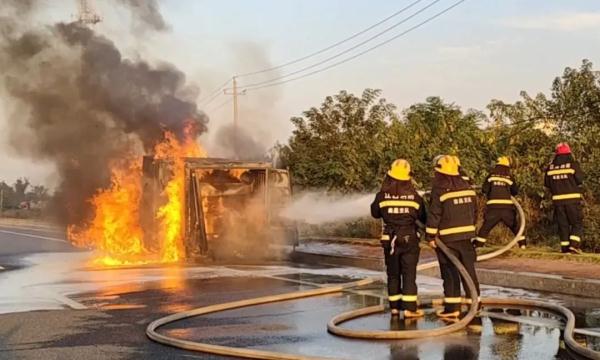 小货车违法装运柴油引发火灾！司机已逃逸