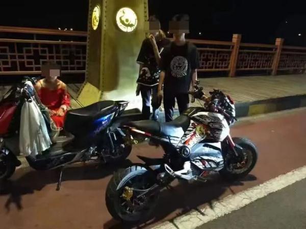 未成年“炸街”翘车头，自以为很帅，殊不知你在用生命“炫技”！