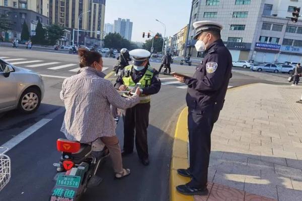 未成年“炸街”翘车头，自以为很帅，殊不知你在用生命“炫技”！