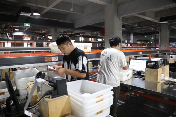 河北宁晋:企业搭上电商“顺风车” 驶入发展“快车道” 河北宁晋:企业搭上电商“顺风车” 驶入发展“快车道”