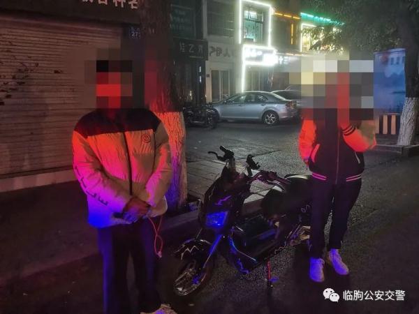 未成年“炸街”翘车头，自以为很帅，殊不知你在用生命“炫技”！
