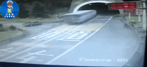 高速等车，太危险！