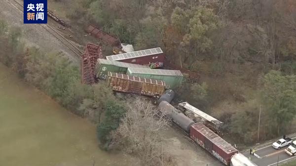 美国密歇根州一货运列车脱轨