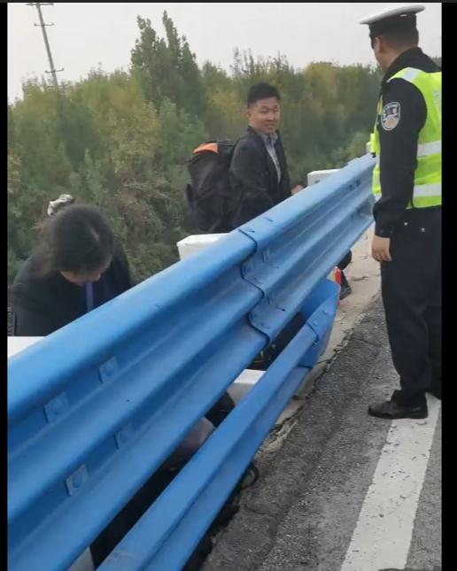 高速等车，太危险！