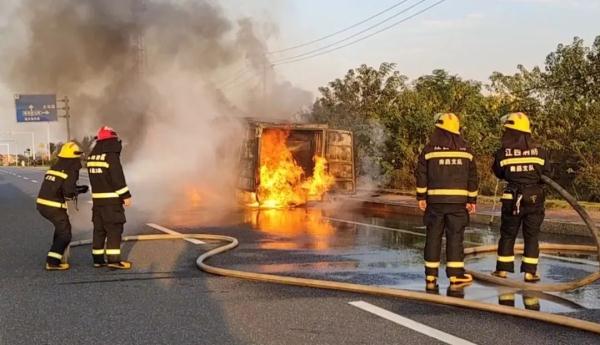 小货车违法装运柴油引发火灾！司机已逃逸