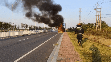 小货车违法装运柴油引发火灾！司机已逃逸