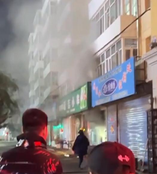 哈尔滨双城区突发火情！他拎出着火煤气罐......