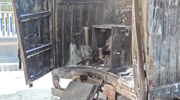 小货车违法装运柴油引发火灾！司机已逃逸