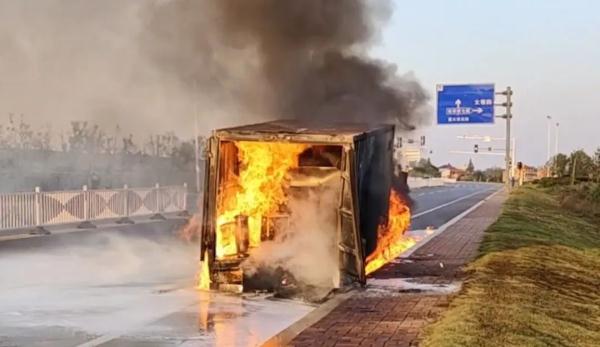 小货车违法装运柴油引发火灾！司机已逃逸