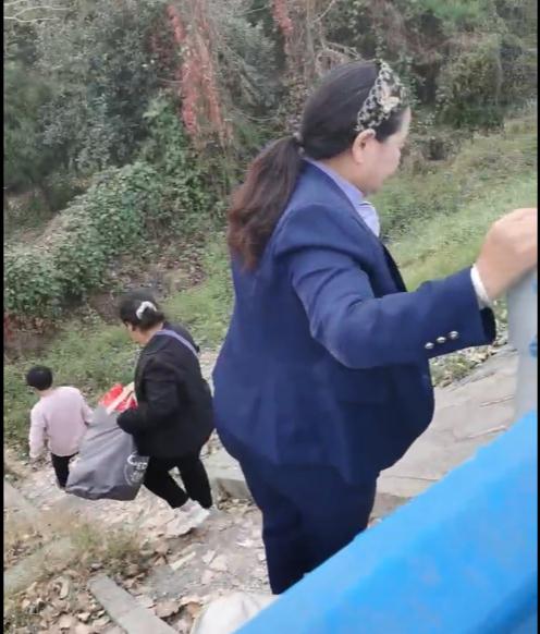 高速等车，太危险！