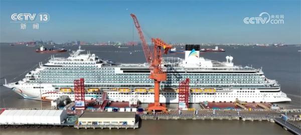 国产首艘大型邮轮交付 中国造船业提质升级驶出“新航迹” 国产首艘大型邮轮交付 中国造船业提质升级驶出“新航迹”