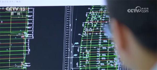 国产首艘大型邮轮交付 中国造船业提质升级驶出“新航迹” 国产首艘大型邮轮交付 中国造船业提质升级驶出“新航迹”