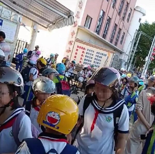 小学生都要戴头盔上学？当地回应