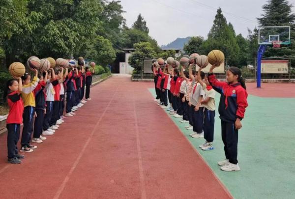 11年，11名篮球特长生——一所乡村小学的女篮故事