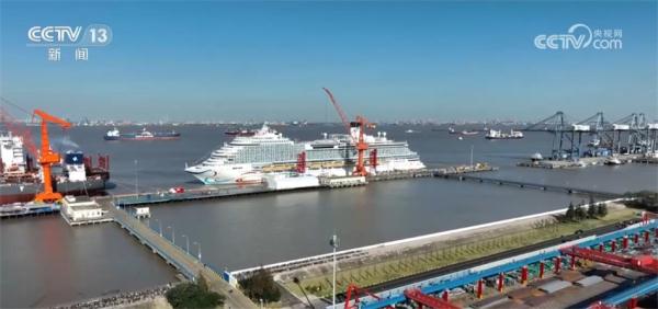 国产首艘大型邮轮交付 中国造船业提质升级驶出“新航迹” 国产首艘大型邮轮交付 中国造船业提质升级驶出“新航迹”