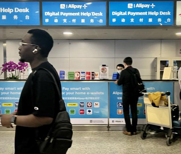 大额刷卡、小额扫码、现金兜底——上海为境外人士打造友好型消费环境 大额刷卡、小额扫码、现金兜底——上海为境外人士打造友好型消费环境