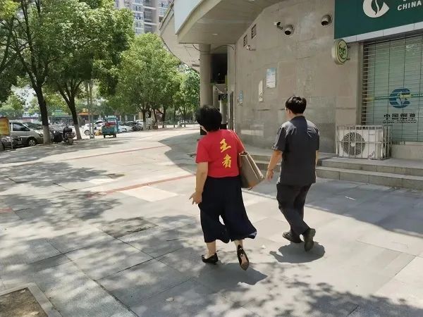 湖南男子中五百万挥霍一空还赖账，净身出户的前妻还债