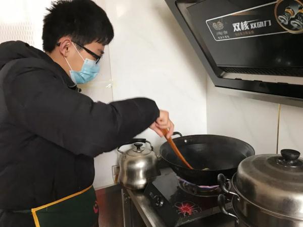 锅用不对也致癌？家里有这种锅的一定要看看！