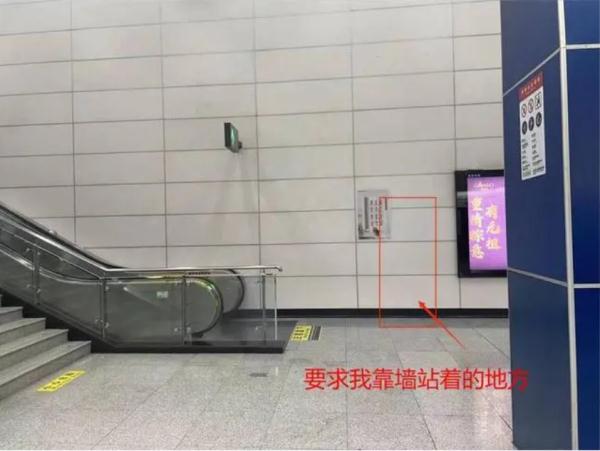 他穿着被怀疑藏有摄像头的鞋子出庭