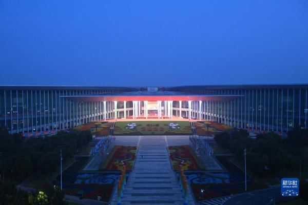 漫步申城 赴约进博